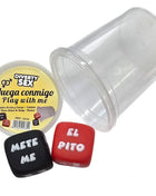 Rot-schwarze würfel mit weißer beschriftung el pito und mete me für diablo picante würfelspiel verb und körperteil mit becher