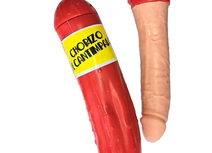 Roter plastikspielzeug in chorizo-wurstform mit beige silikonpenis-einsatz und gelbem chorizo de cantimpal-etikett