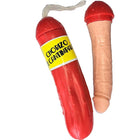 Roter plastikspielzeug in chorizo-wurstform mit beige silikonpenis-einsatz und gelbem chorizo de cantimpal-etikett