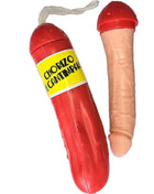 Roter plastikspielzeug in chorizo-wurstform mit beige silikonpenis-einsatz und gelbem chorizo de cantimpal-etikett