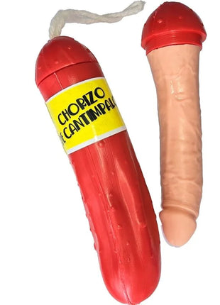 Roter plastikspielzeug in chorizo-wurstform mit beige silikonpenis-einsatz und gelbem chorizo de cantimpal-etikett