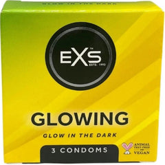 Hellgelbe exs condoms box mit drei glow in the dark kondomen und schwarzem logo im dunkeln leuchten titel