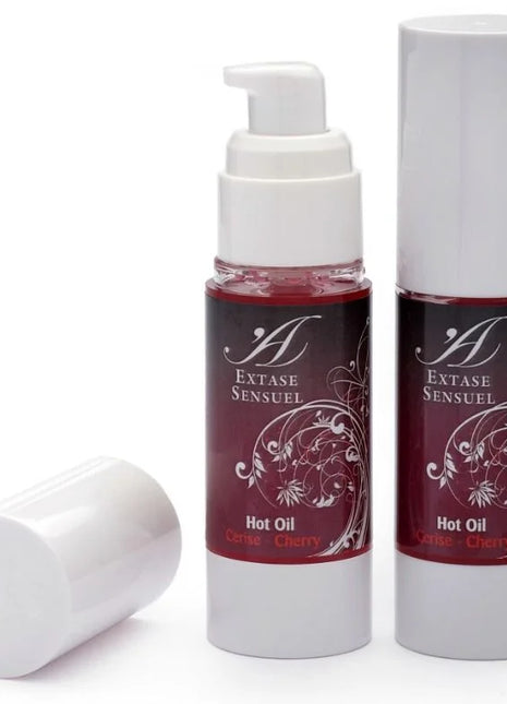 Zwei schlanke zylindrische flaschen extase sensuel kirsch wärme stimulierendes öl mit tiefburgundischem und weißem design