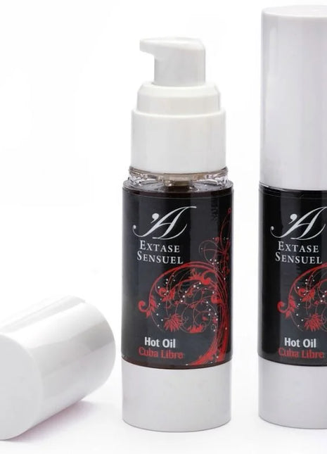 Zwei schwarze und weiße pumpflaschen extase sensuel hot oil mit roten blumendesigns für kubafrei wärmestmmulierendes öl 30 ml