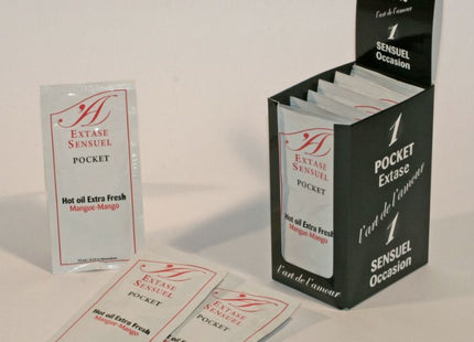 Schwarze und weiße karton-displaybox mit einzelnen sachets extase sensuel pocket hot oil jeweils mit rotem text