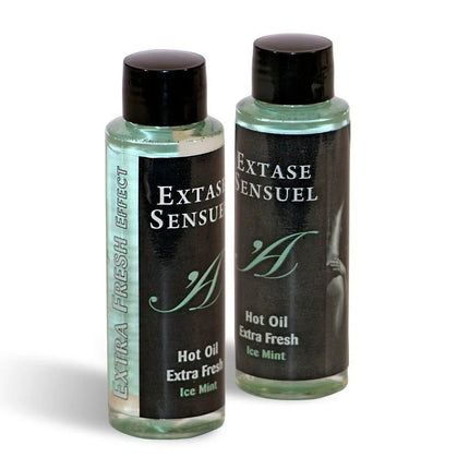 Zwei transparente plastikflaschen mit schwarzen kapseln und lichtgrünem extase sensual hot oil massageöl mit eisminzeffekt 100 ml