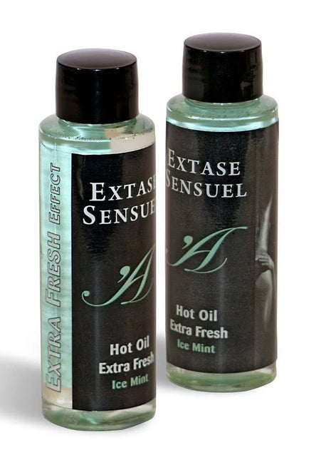 Zwei transparente plastikflaschen mit schwarzen kapseln und lichtgrünem extase sensual hot oil massageöl mit eisminzeffekt 100 ml