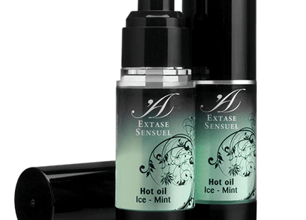 Zwei schwarze zylinderflaschen extase sensuel massageöl mit eis minzeffekt grünem verlaufsetikett und silbernem pumpkopf