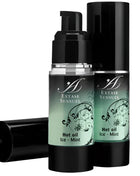 Zwei schwarze zylinderflaschen extase sensuel massageöl mit eis minzeffekt grünem verlaufsetikett und silbernem pumpkopf