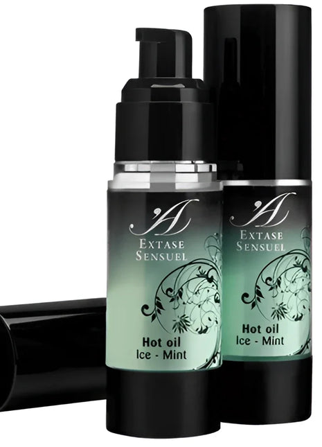 Zwei schwarze zylinderflaschen extase sensuel massageöl mit eis minzeffekt grünem verlaufsetikett und silbernem pumpkopf