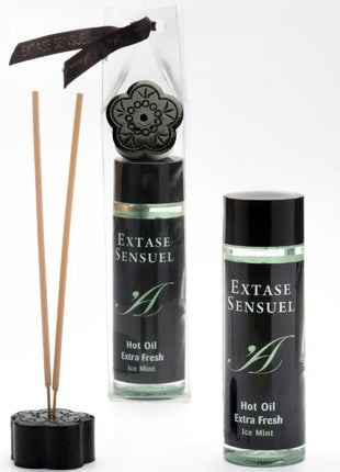 Schwarzer blumenförmiger diffuser mit holzstäbchen und passendem schwarzem deckel in klarer verpackung mit markenband für extase sensual massageöl mit eis effekt 100 ml