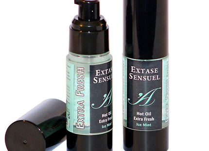 Zwei schwarze zylindrische flaschen extase sensuel massageöl mit eis minze scent, eine mit pumpenspender und eine verschlossen, mit türkisfarbenen etiketten