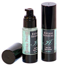 Zwei schwarze zylindrische flaschen extase sensuel massageöl mit eis minze scent, eine mit pumpenspender und eine verschlossen, mit türkisfarbenen etiketten