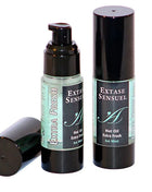 Zwei schwarze zylindrische flaschen extase sensuel massageöl mit eis minze scent, eine mit pumpenspender und eine verschlossen, mit türkisfarbenen etiketten