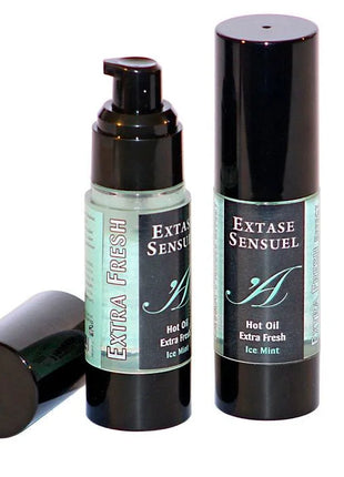 Zwei schwarze zylindrische flaschen extase sensuel massageöl mit eis minze scent, eine mit pumpenspender und eine verschlossen, mit türkisfarbenen etiketten