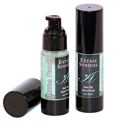 Zwei schwarze zylindrische flaschen extase sensuel massageöl mit eis minze scent, eine mit pumpenspender und eine verschlossen, mit türkisfarbenen etiketten