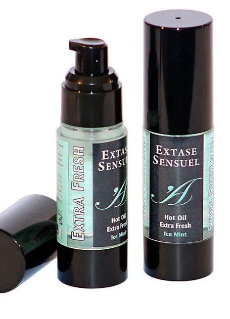 Zwei schwarze zylindrische flaschen extase sensuel massageöl mit eis minze scent, eine mit pumpenspender und eine verschlossen, mit türkisfarbenen etiketten