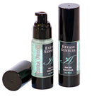 Zwei schwarze zylindrische flaschen extase sensuel massageöl mit eis minze scent, eine mit pumpenspender und eine verschlossen, mit türkisfarbenen etiketten