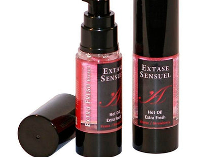 Zwei schwarze zylindrische flaschen extase sensuel massageöl mit extra frischem erdbeer effekt und pinken etiketten