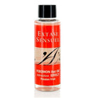Ein klares glasfläschchen mit schwarzem verschluss und rotem beige etikett extase sensuel passionsfrucht pheromon massageöl 100 ml