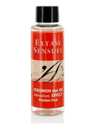 Ein klares glasfläschchen mit schwarzem verschluss und rotem beige etikett extase sensuel passionsfrucht pheromon massageöl 100 ml