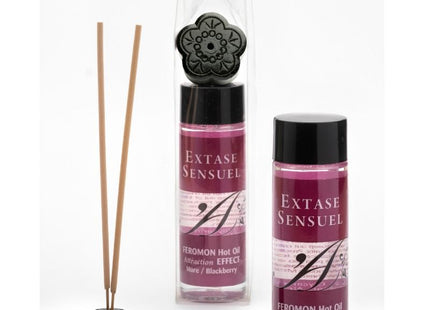 Schwarzer diffuser in floraldesign mit holzstäbchen und passendem sockel verpackt mit schwarzer schleife extase sensual massageöl mit wärmeeffekt und brombeerpheromonen 100 ml