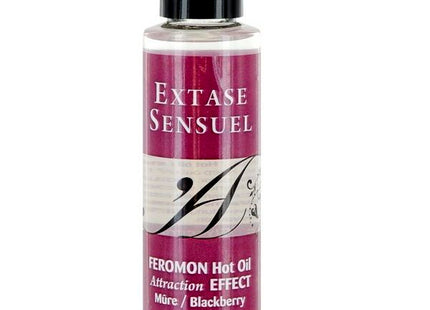 Eine klare glasflasche mit schwarzem deckel enthält transparentes extase sensual massageöl mit wärmeeffekt und brombeer pheromonen