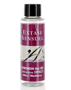 Eine klare glasflasche mit schwarzem deckel enthält transparentes extase sensual massageöl mit wärmeeffekt und brombeer pheromonen