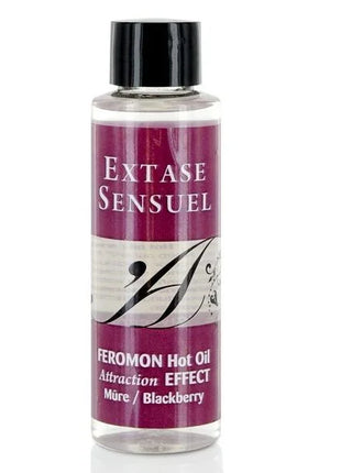Eine klare glasflasche mit schwarzem deckel enthält transparentes extase sensual massageöl mit wärmeeffekt und brombeer pheromonen