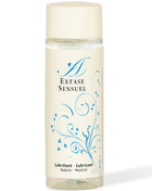 Eine klare glasflasche mit cremefarbenem deckel und etikett, blauen floralen mustern und extase sensuel branding, natürliches schmiermittel 100 ml
