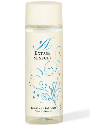 Eine klare glasflasche mit cremefarbenem deckel und etikett, blauen floralen mustern und extase sensuel branding, natürliches schmiermittel 100 ml