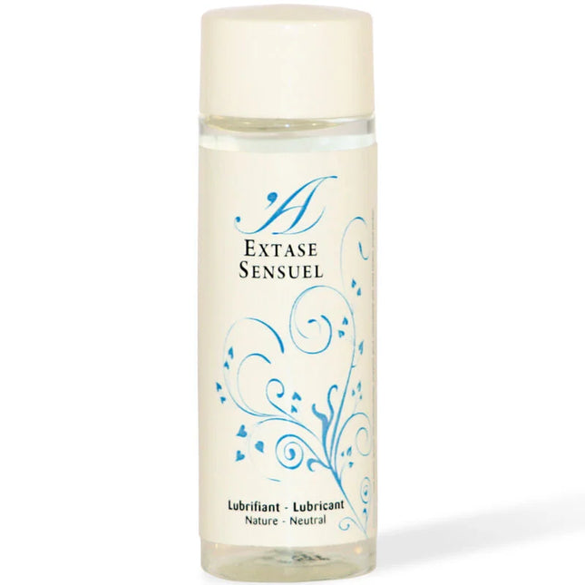 Eine klare glasflasche mit cremefarbenem deckel und etikett, blauen floralen mustern und extase sensuel branding, natürliches schmiermittel 100 ml