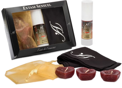 Schwarze geschenkbox extase sensuel mit klarem fenster zeigt flasche tuch und herzförmige kerzen für orale leidenschaft