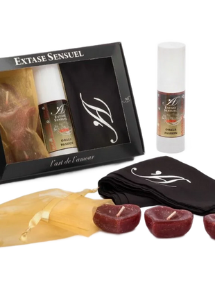 Schwarze geschenkbox extase sensuel mit klarem fenster zeigt flasche tuch und herzförmige kerzen für orale leidenschaft