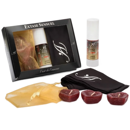 Schwarze geschenkbox extase sensuel mit klarem fenster zeigt flasche tuch und herzförmige kerzen für orale leidenschaft