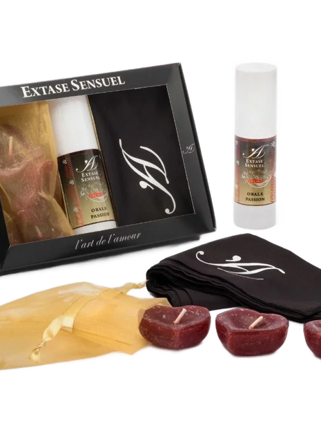 Schwarze geschenkbox extase sensuel mit klarem fenster zeigt flasche tuch und herzförmige kerzen für orale leidenschaft