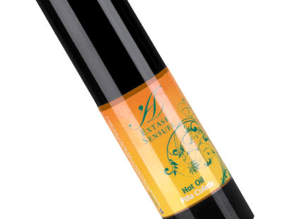 Eine schlanke schwarze flasche ayas sansui hot oil für locken mit orangefarbenem etikett, grünen blumenmustern und goldenen buchstaben im produkt extase sensual piña colada wrmestimuliertes öl 30 ml