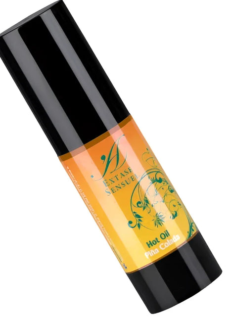 Eine schlanke schwarze flasche ayas sansui hot oil für locken mit orangefarbenem etikett, grünen blumenmustern und goldenen buchstaben im produkt extase sensual piña colada wrmestimuliertes öl 30 ml