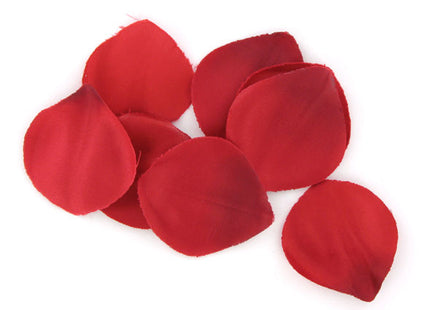 Ein cluster leuchtend roter satin-rosenblätter mit leicht unregelmäßigen kanten aus der extase sensual rote versuchungstruhe