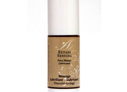 Ein eleganter weißer zylindrischer flasche extase sensuel massageöl schokoladen und orangenduft mit braunem etikett und goldfolie
