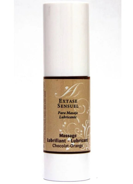 Ein eleganter weißer zylindrischer flasche extase sensuel massageöl schokoladen und orangenduft mit braunem etikett und goldfolie