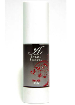 Weiße zylinderförmige flasche mit schwarzem etikett, rotem floralem design und extase sensuel hot oil cola text