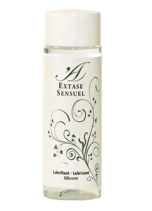 Eine klare Glasflasche mit weißem Verschluss und schwarzem Blumenmuster, extase sensual silikon gleitmittel 100 ml
