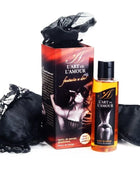 Eine klare glasflasche mit schwarzem deckel gefüllt mit bernsteinfarbenem massageöl lart de lamour für das extase sensual fantasy set für zwei