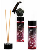 Schwarzer reed diffuser mit blumenförmiger basis und dekorativem deckel mit zwei bernsteinfarbenen röhrchen extase sensual stimulierendes kirschöl 100 ml