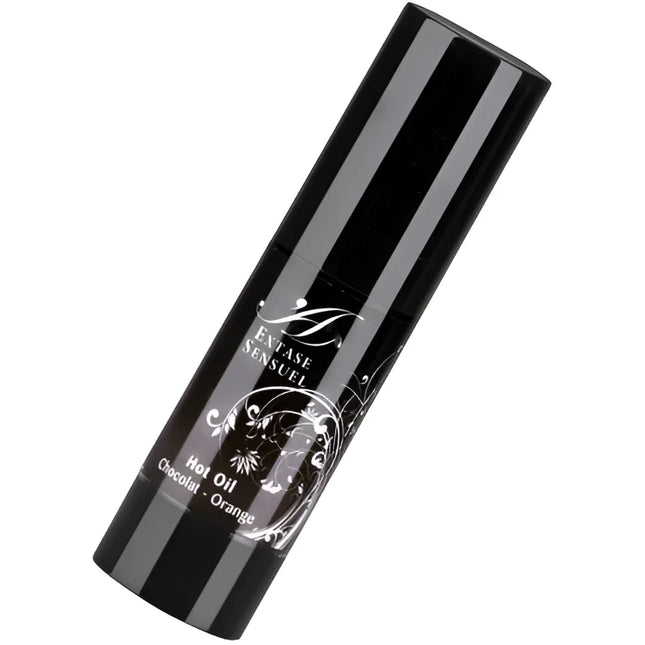 Schwarze zylindrische flasche mit silbernem ornamentetikett und extase sensuel branding für stimulierendes schokoladen-orangen reiseöl 35 ml
