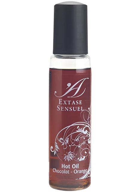 Ein elegantes dunkelrotes Glasfläschchen mit schwarzem Verschluss und weißem Blumendesign für extase Sensual Hot Oil Chocolat Orange