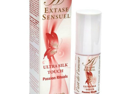 Eine elegante weiße zylinderflasche mit extase sensual ultra silk touch massageöl passion rituals seidenöl aus carnaubawachs neben rosa- und cremeverpackung mit rotem schmetterling