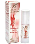 Eine elegante weiße zylinderflasche mit extase sensual ultra silk touch massageöl passion rituals seidenöl aus carnaubawachs neben rosa- und cremeverpackung mit rotem schmetterling