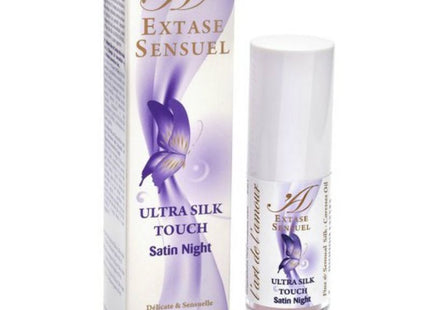 Ein schlanker weißer zylinderförmiger behälter mit extase sensuel ultra silk touch satin nachtmassageöl und lila schmetterlingsmotiv